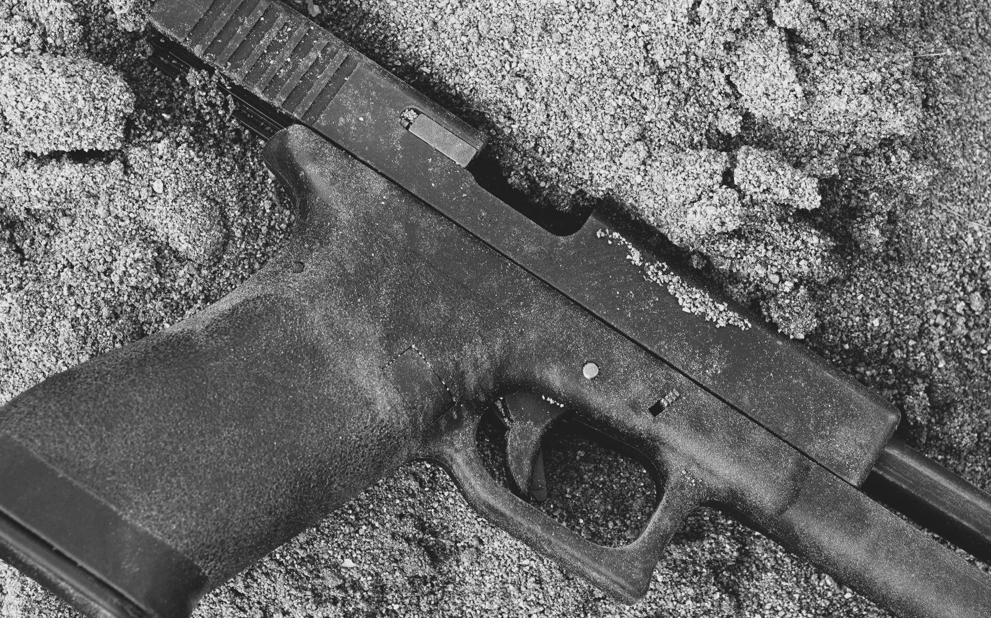 Fotografie pistole GLOCK v písku